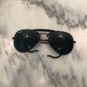 All black Ray-bans